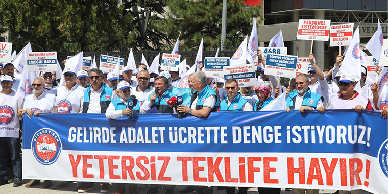 Diyanet-Sen Yetersiz Teklifi Hazine ve Maliye Bakanlığı Önünde Protesto Etti